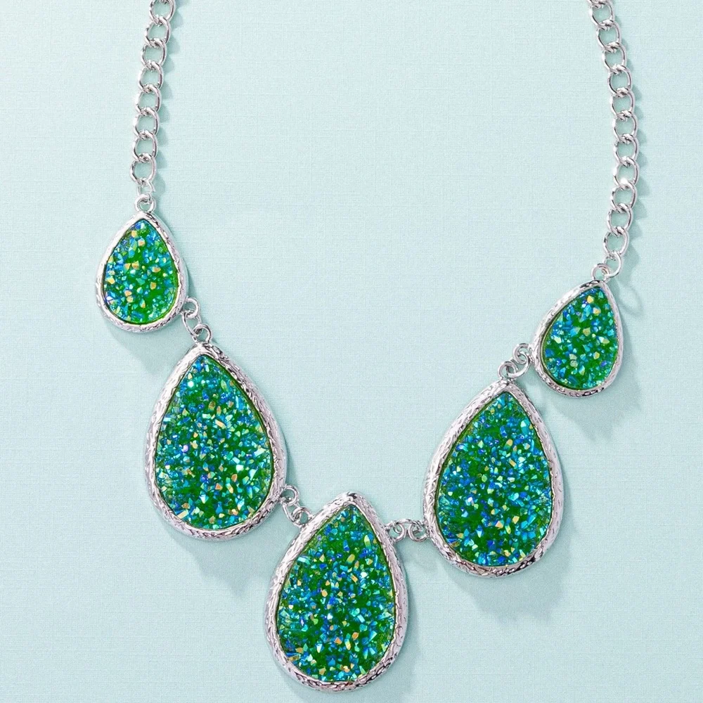Elegant Green Teardrop Necklace - Picture 2 of 3
